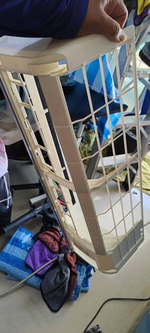 โครงหน้ากากยกขึ้นถือกลางห้อง เห็นซี่พลาสติกและช่องใส่แผ่นกรองด้านใน