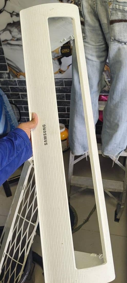 แผ่นหน้ากากทรงยาวสีขาวถือตั้งขึ้น ด้านหลังมีแผ่นกรองที่ยังไม่ได้ล้าง