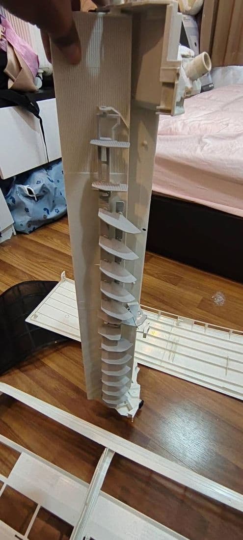 ตัวเครื่องเปิดโล่งเห็นโบลเวอร์ทรงกระบอกด้านใน วางบนพื้นไม้ในห้องนอน
