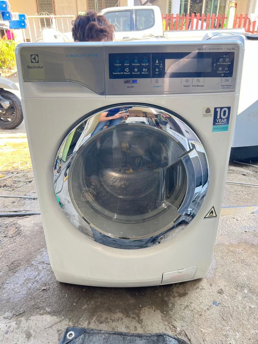 ถอดล้างเครื่องซักผ้าฝาหน้า Electrolux 2 กุมภาพันธ์ 2568 ภาพก่อนล้าง ลำดับที่ 1