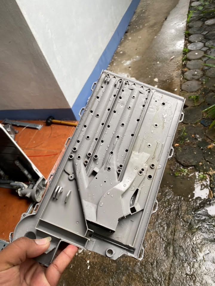 ถอดล้างเครื่องซักผ้าฝาหน้า Electrolux ที่หางดง: ตะกรันในถังนอกและช่องน้ำยา ภาพหลังล้าง ลำดับที่ 6