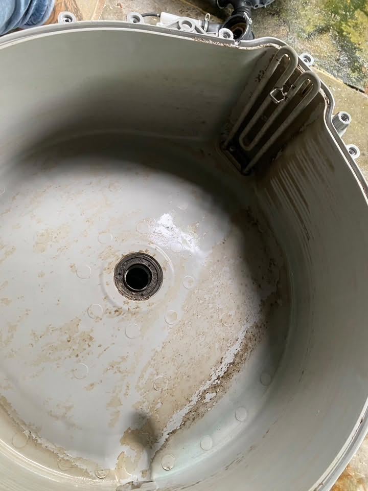 ถอดล้างเครื่องซักผ้าฝาหน้า Electrolux ที่หางดง: ตะกรันในถังนอกและช่องน้ำยา ภาพก่อนล้าง ลำดับที่ 4