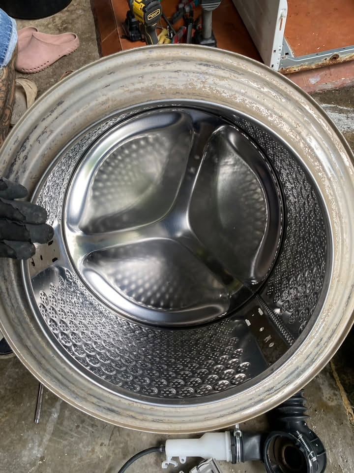 ถอดล้างเครื่องซักผ้าฝาหน้า Electrolux ที่หางดง: ตะกรันในถังนอกและช่องน้ำยา ภาพก่อนล้าง ลำดับที่ 5
