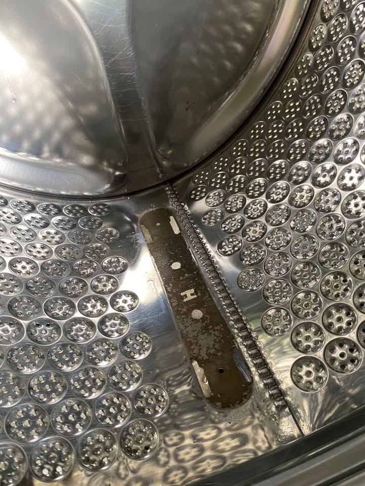 ถอดล้างเครื่องซักผ้าฝาหน้า Electrolux ที่หางดง: ตะกรันในถังนอกและช่องน้ำยา ภาพก่อนล้าง ลำดับที่ 7