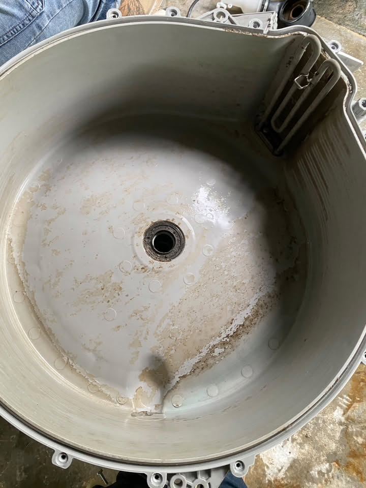 ถอดล้างเครื่องซักผ้าฝาหน้า Electrolux ที่หางดง: ตะกรันในถังนอกและช่องน้ำยา ภาพก่อนล้าง ลำดับที่ 8