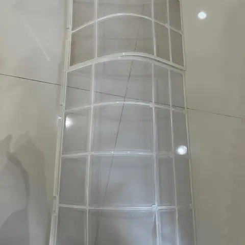 แผ่นกรองอากาศล้างสะอาดจนใส ตั้งพิงรอให้แห้งสนิทก่อนใส่กลับ