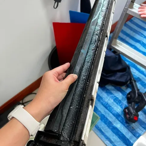 มือถือชุดใบพัดโบลเวอร์สีดำที่เปียกน้ำหลังผ่านการฉีดล้าง