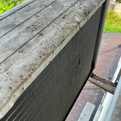 ระยะใกล้แผงคอยล์ เห็นฝุ่นเกาะเป็นแผ่นหนาทั่วครีบก่อนล้าง