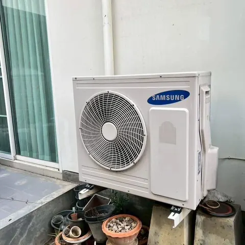 คอยล์ร้อนทั้งตัวยังตั้งอยู่กับแท่นรองรับ รอถึงคิวล้าง