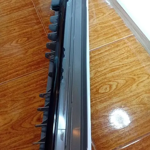 ตัวเครื่องแอร์วางคว่ำไว้ ถ่ายเลียบไปตามแนวสันยาวของเครื่อง