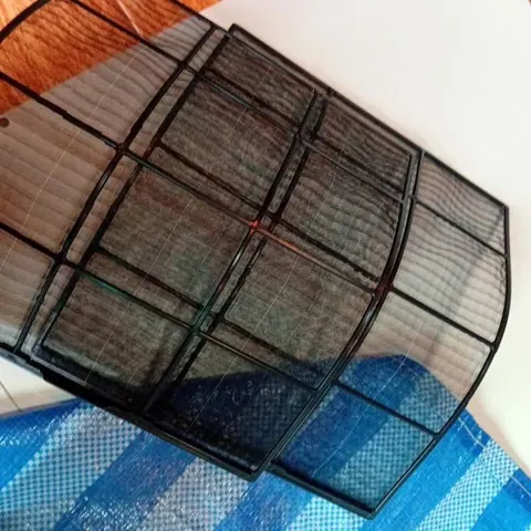แผ่นกรองกรอบสีดำหลังฉีดล้างจนสะอาด ไม่เหลือคราบฝุ่นแล้ว
