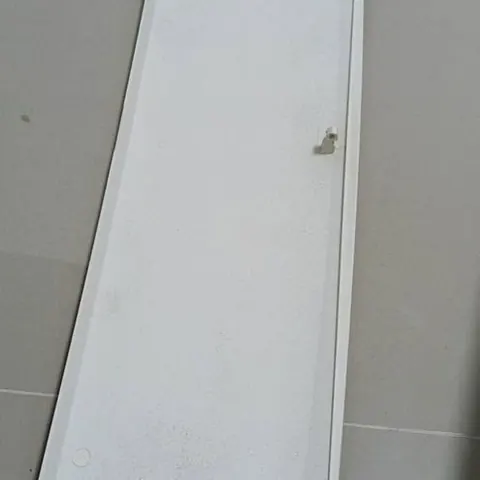 ฝาครอบแอร์สีขาวที่ถอดออกมา ถ่ายไล่ไปตามแนวยาวของชิ้นงานทั้งแผ่น
