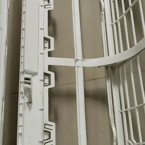 โครงหน้ากากแอร์สีขาวถ่ายเฉียงให้เห็นร่องยึดและช่องล็อกด้านข้าง