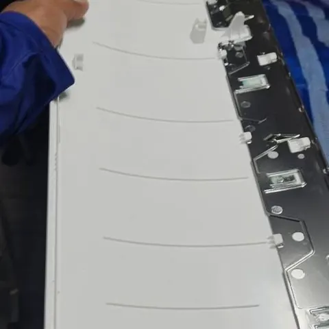 ช่างวางชิ้นส่วนแนวยาวของแอร์ลง เตรียมล้างทีละชิ้นตามลำดับ