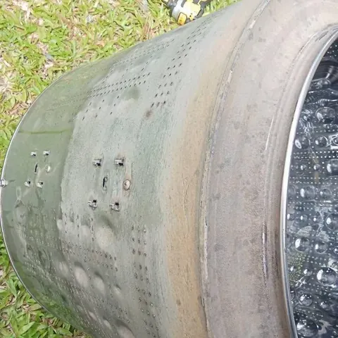 ผิวนอกถังซักมีคราบเขียวอมเทาเคลือบอยู่ ถ่ายไว้ก่อนเริ่มล้าง