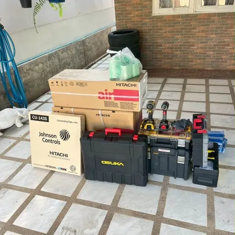 กล่องเครื่องปรับอากาศใหม่และกล่องเครื่องมือช่างวางกองรวมกันก่อนเริ่มติดตั้ง