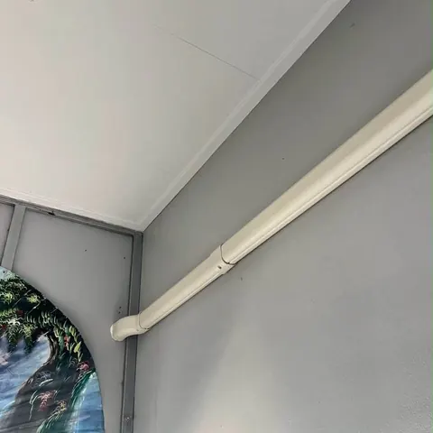 ท่อน้ำยาเดินอยู่ในรางครอบสีขาวเลียบมุมผนังห้องอย่างเป็นระเบียบ
