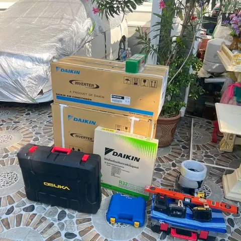 กล่องเครื่องใหม่ กล่องเครื่องมือ และอุปกรณ์เดินท่อ วางรวมกันรอเริ่มงาน