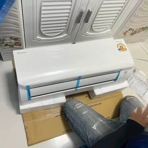 เครื่องแอร์ใหม่ยังหุ้มพลาสติกวางบนกล่องกระดาษ ระหว่างเตรียมยกขึ้นติดผนัง