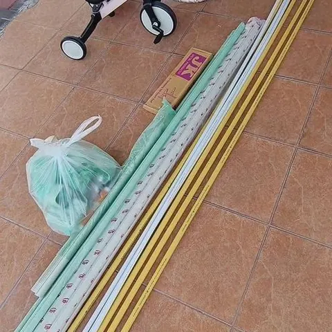 รางครอบท่อสีขาวเส้นยาวหลายเส้นวางเรียงเตรียมไว้ก่อนเริ่มเดินท่อ